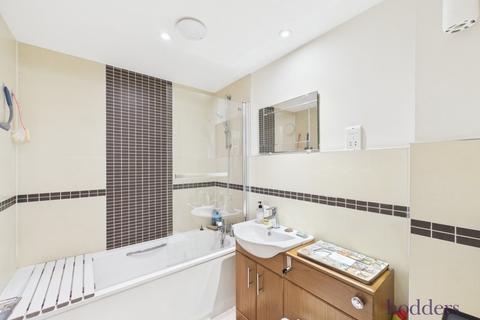 1 bedroom apartment for sale, Crouch Oak Lane, Addlestone, Surrey, KT15