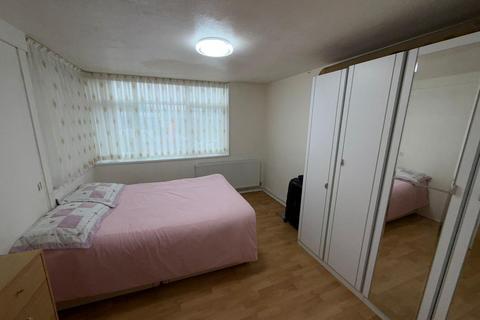 3 bedroom flat for sale, 3 bedroom Flat in Tiverton Road, London, N15 Area
