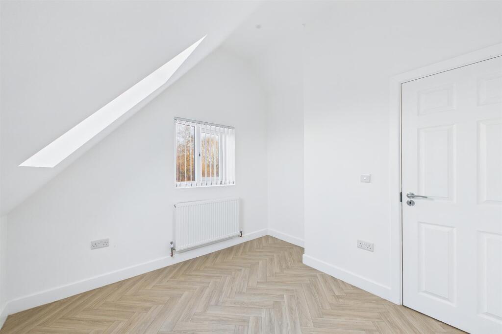 Bright, freshly decorated single bedroom with a...