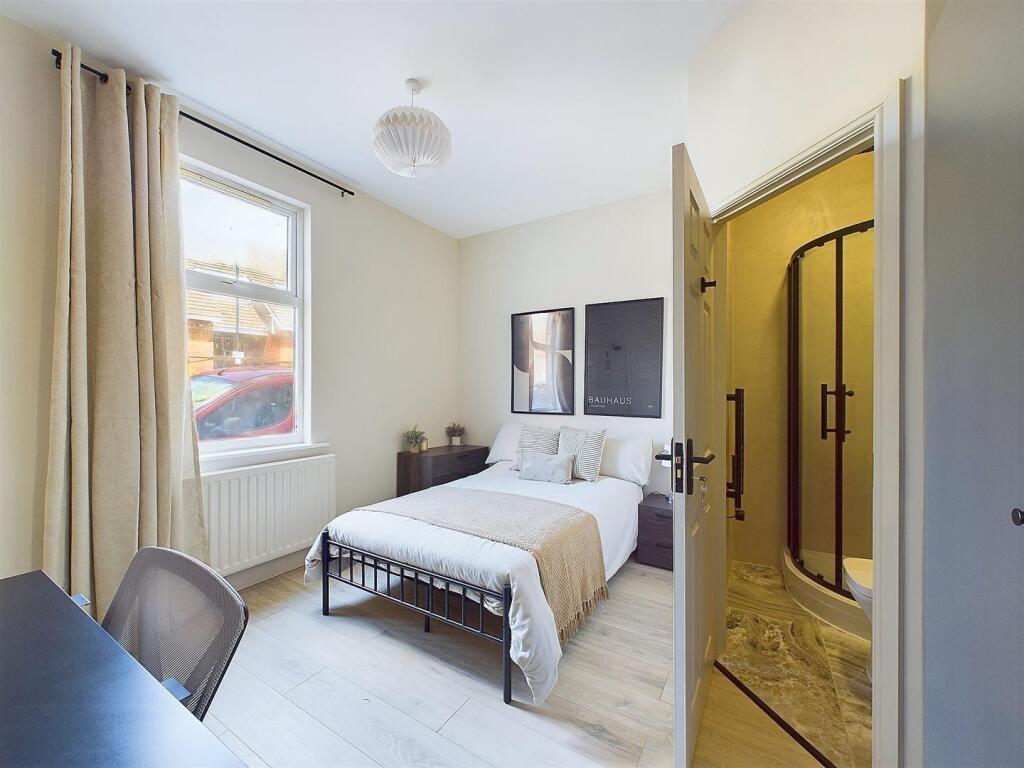 Bright, neatly presented double bedroom with a ...