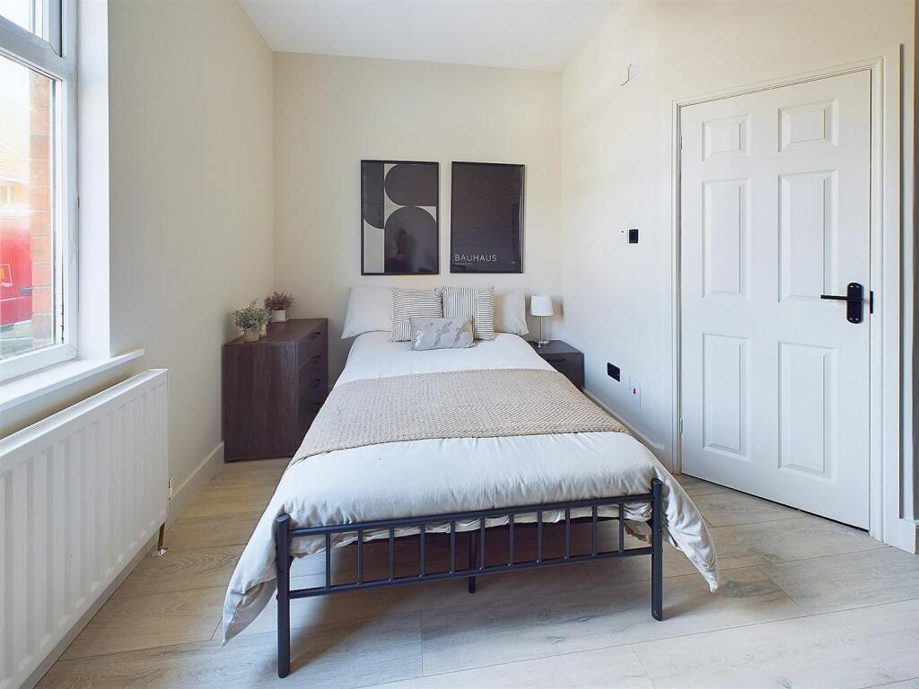 Bright, neatly styled single bedroom with a com...