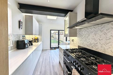 3 bedroom semi-detached house for sale, Silverdale Avenue, Irlam, M44