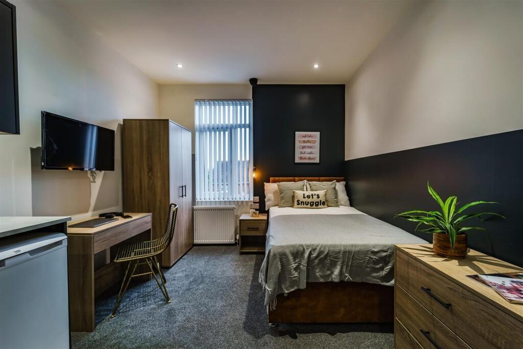 Bright, well-presented double bedroom with a co...