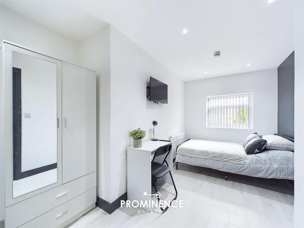 Bright, modern single bedroom with neutral deco...