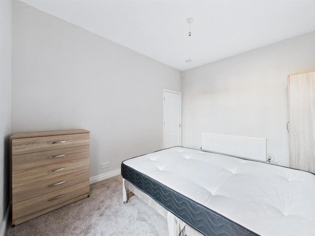Bright, neutral double bedroom with a comfortab...