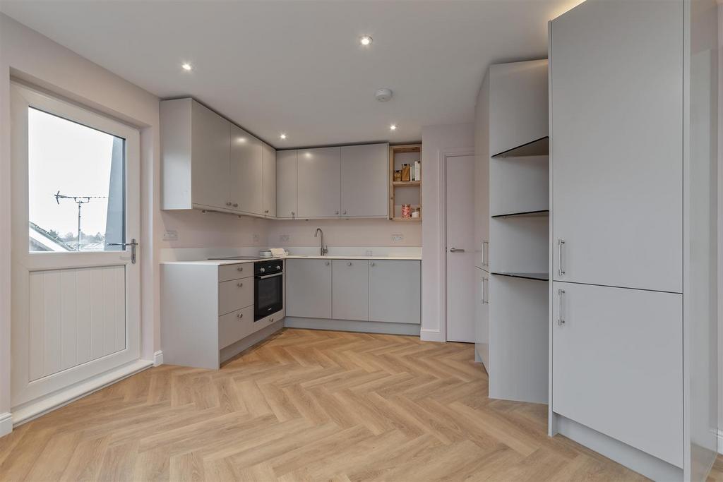 2 ARoyal Road Top Floor-8.jpg