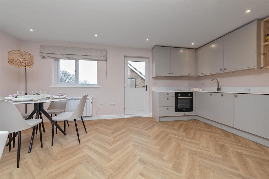 2 ARoyal Road Top Floor-10.jpg