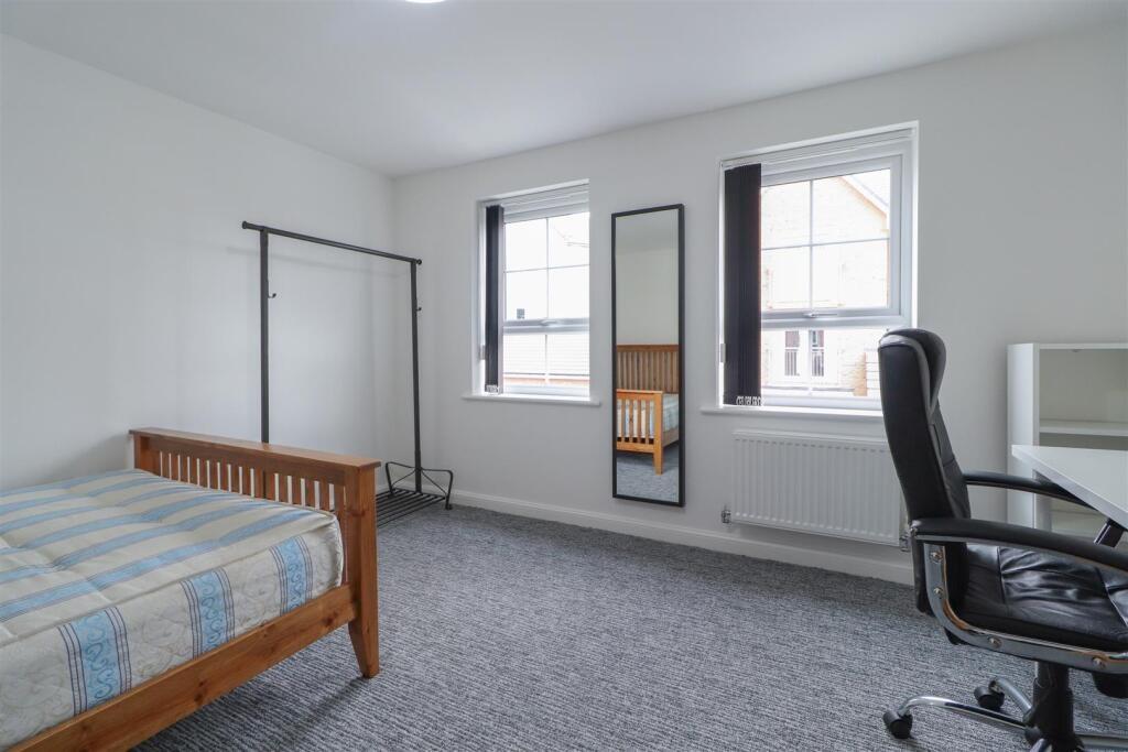Bright, tidy double bedroom with a wooden bedfr...