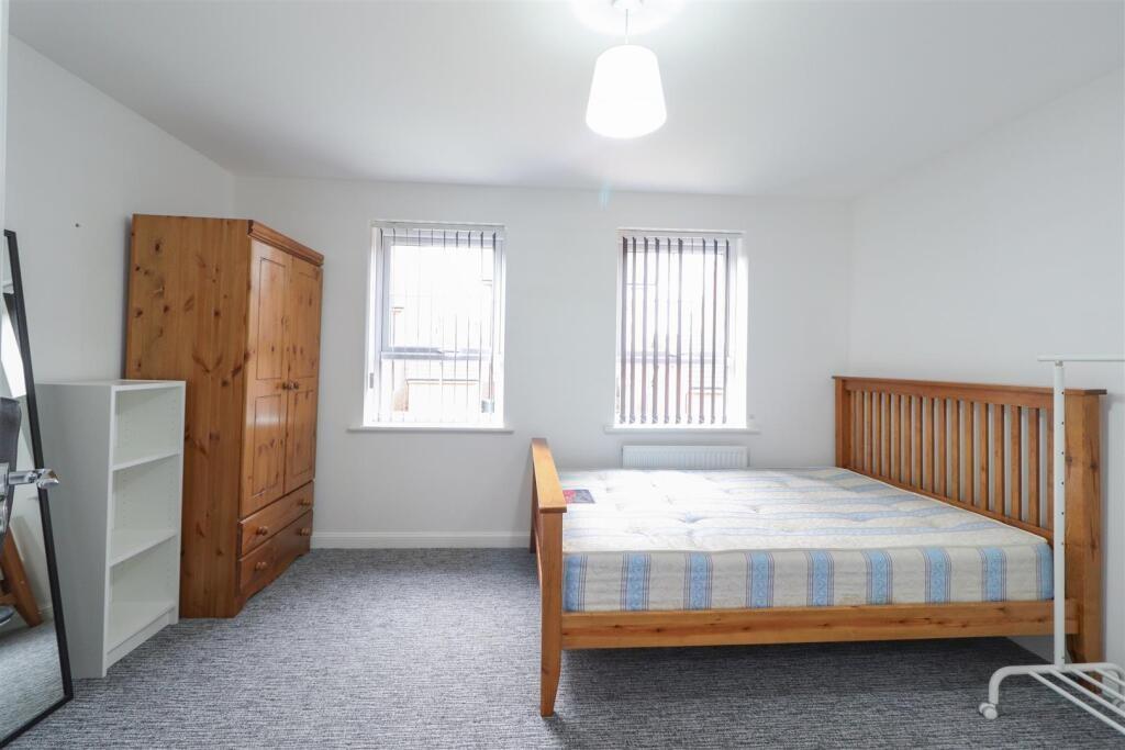 Bright, tidy double bedroom with a wooden doubl...
