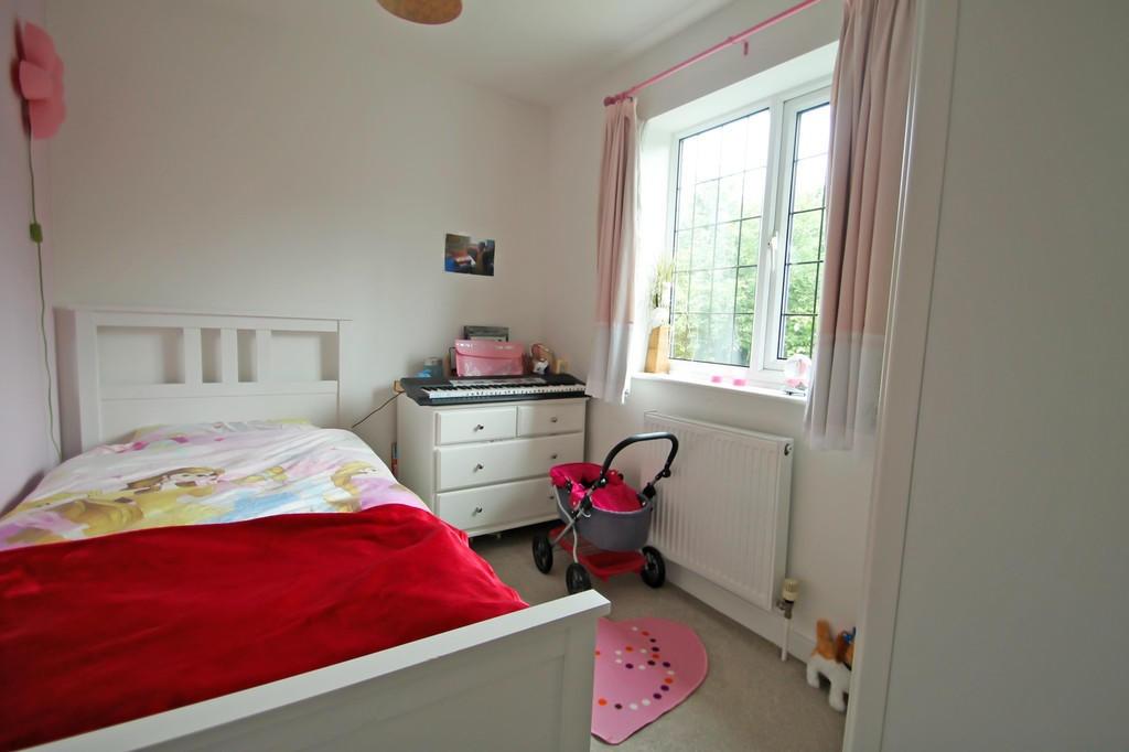 Bright, tidy single bedroom with a large window...