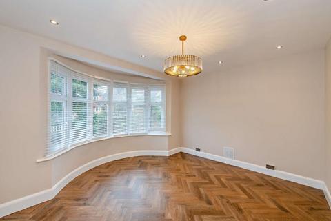 2 bedroom maisonette to rent, West End Court