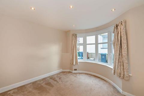 2 bedroom maisonette to rent, West End Court