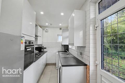 2 bedroom maisonette for sale, Veronique Gardens, Barkingside