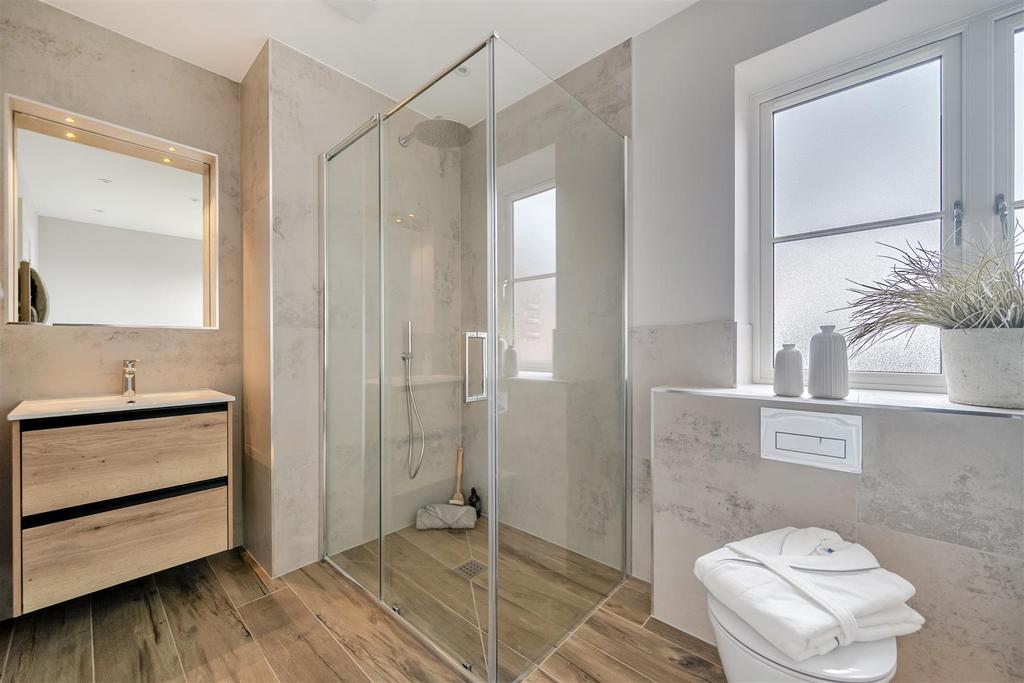 Bedroom 2 Ensuite (2).jpg