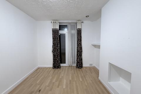 4 bedroom terraced house to rent, Greenbank Avenue, Wembley, HA0