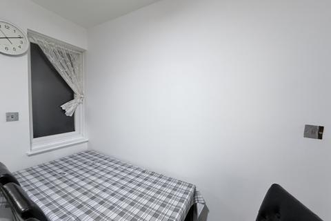 4 bedroom terraced house to rent, Greenbank Avenue, Wembley, HA0
