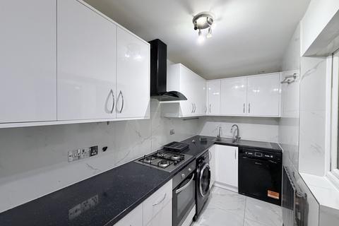 4 bedroom terraced house to rent, Greenbank Avenue, Wembley, HA0