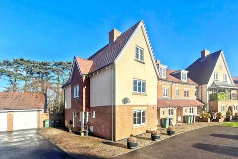 4 bedroom end of terrace house for sale, Kensington Way, Polegate