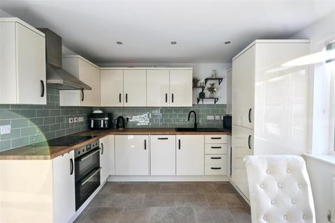 4 bedroom end of terrace house for sale, Kensington Way, Polegate