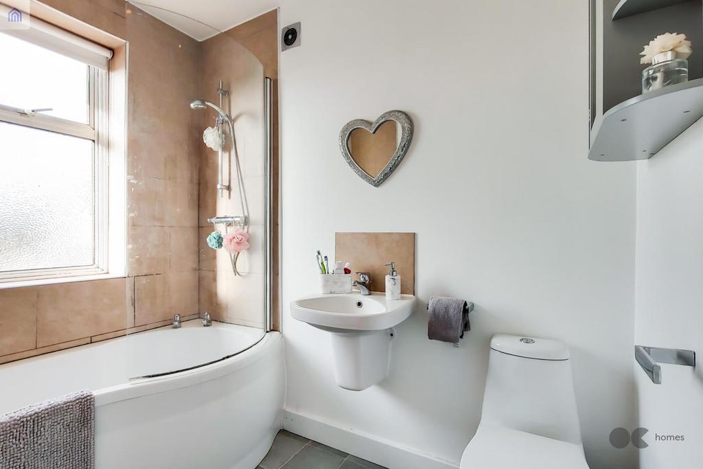 14 Bathroom-0.jpg