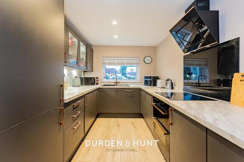 3 bedroom terraced house for sale, Shillibeer Walk, Chigwell, IG7
