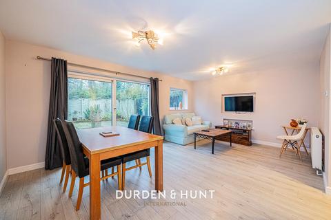 3 bedroom terraced house for sale, Shillibeer Walk, Chigwell, IG7