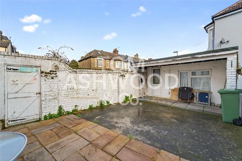 3 bedroom end of terrace house for sale, Salisbury Avenue, Barking, IG11