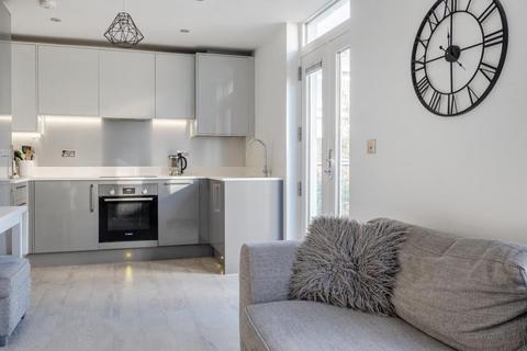 2 bedroom flat for sale, High Wycombe,  Train station,  Buckinghamshire,  HP11