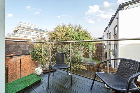 2 bedroom flat for sale, High Wycombe,  Train station,  Buckinghamshire,  HP11