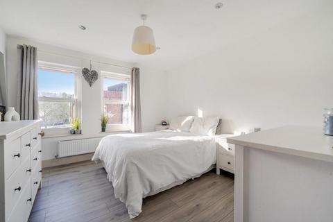 2 bedroom flat for sale, High Wycombe,  Train station,  Buckinghamshire,  HP11