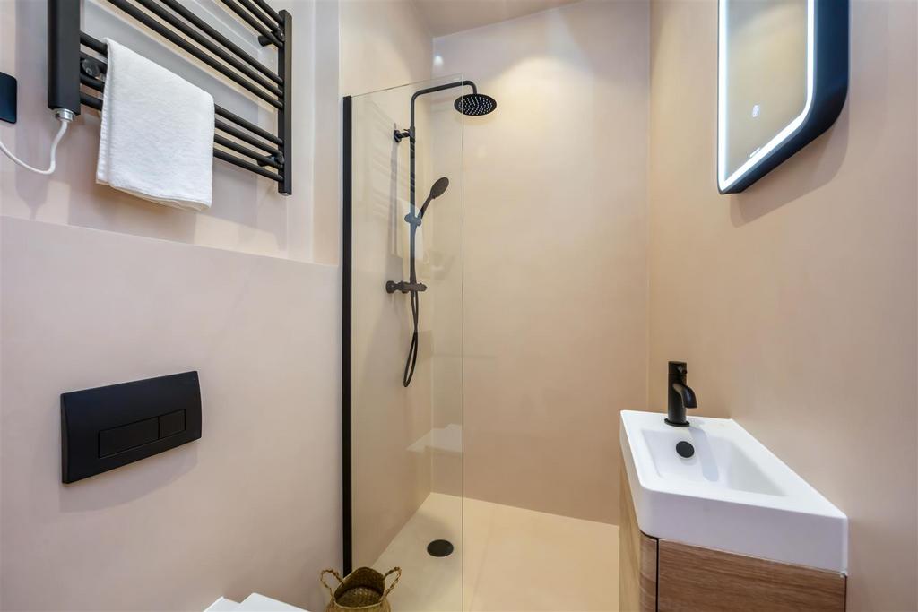 7 D Queen Sq B1 Bathroom.jpeg