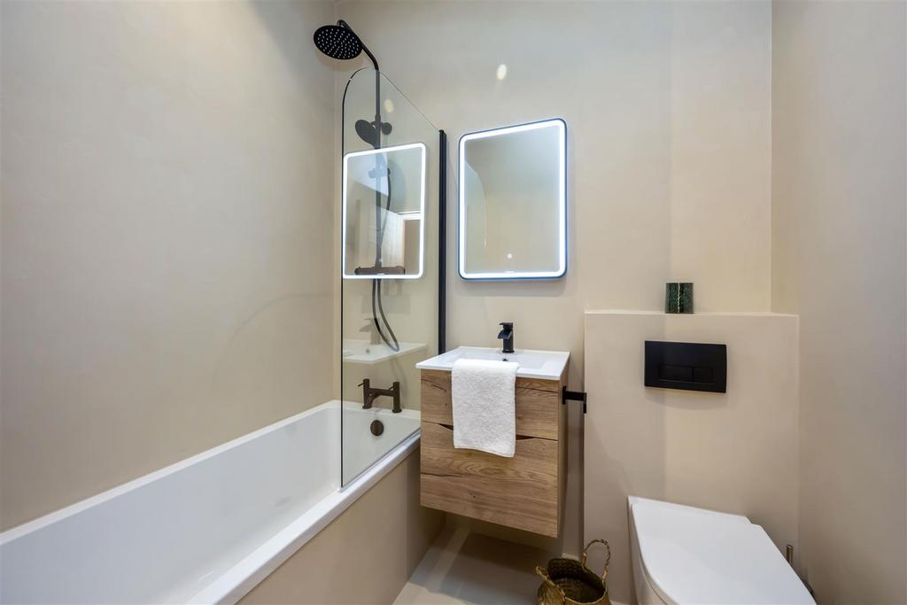 7 D Queen Square Main Bathroom.jpeg