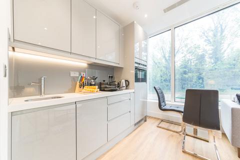 Studio to rent, West Gate, London W5