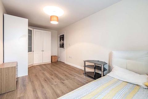 2 bedroom flat to rent, Queen Marys Avenue, Hertfordshire WD18
