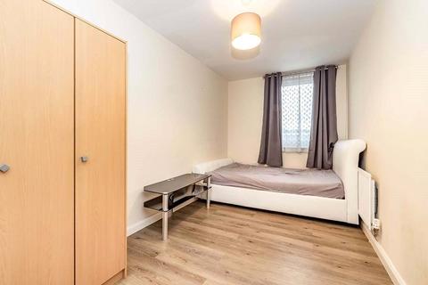 2 bedroom flat to rent, Queen Marys Avenue, Hertfordshire WD18
