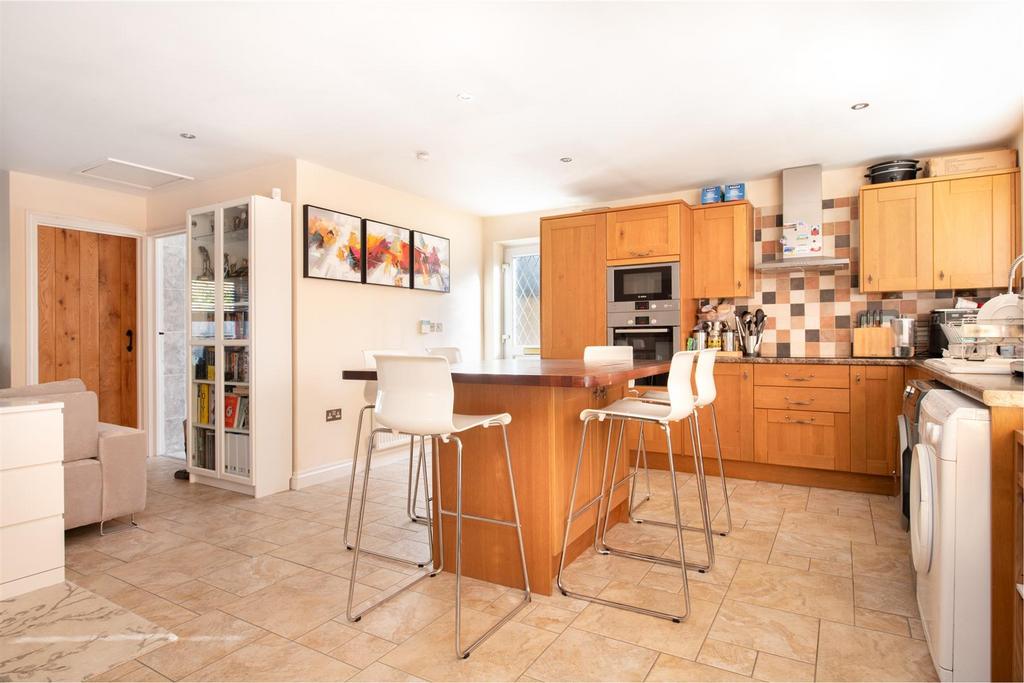 Kitchen / Dining Area