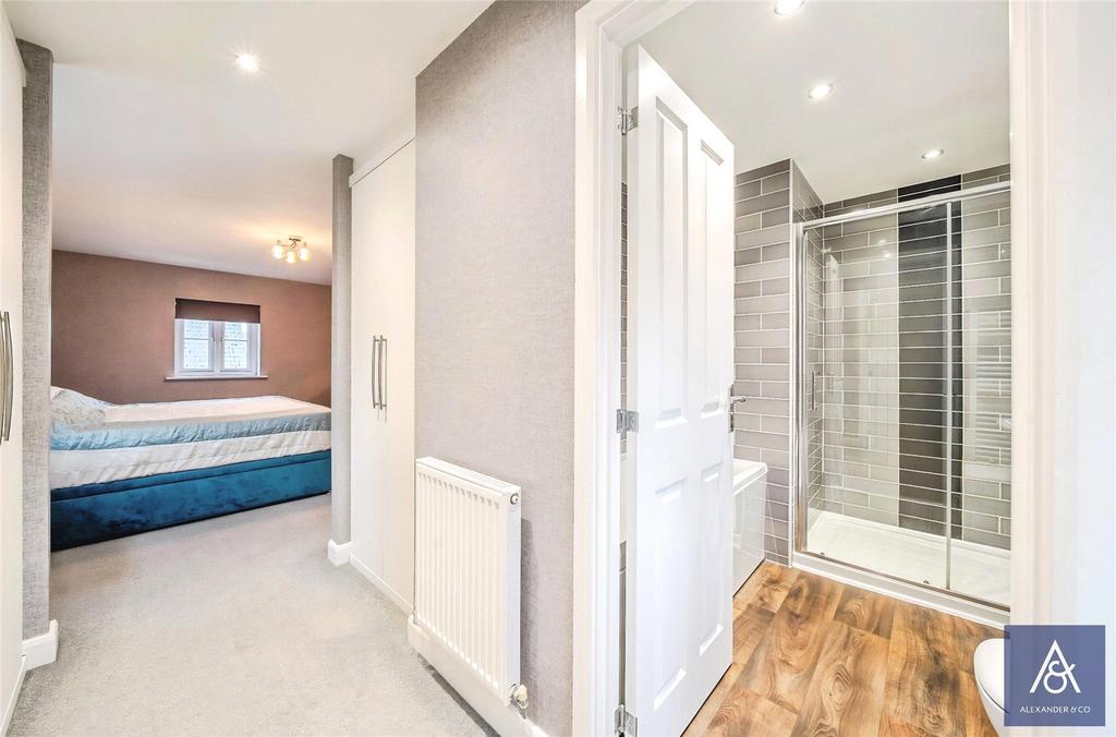 Dressing To En-Suite