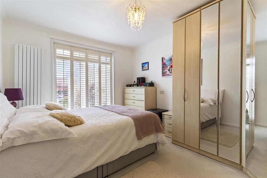 2 Meadow Close-007.JPG