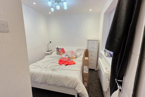 1 bedroom flat to rent, Mandeville Court, London