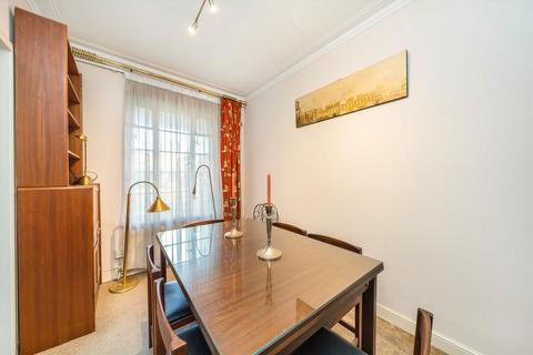 3 bedroom flat for sale, Colebrook Close, London SW15