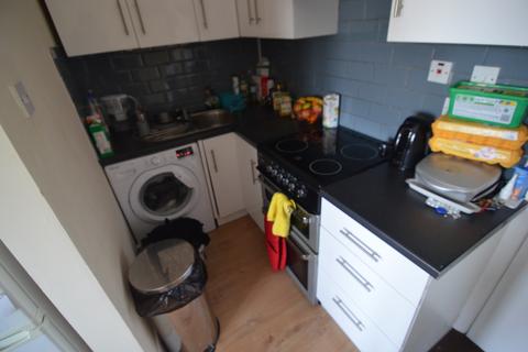 Studio to rent, High Road Leytonstone, London E11