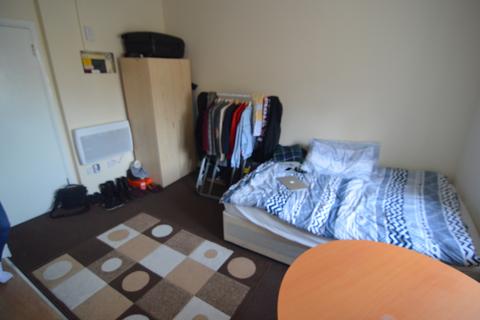 Studio to rent, High Road Leytonstone, London E11