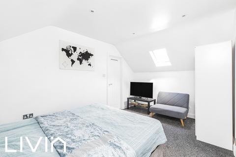 Studio to rent, 27A Whitehorse Road, Croydon CR0