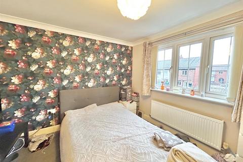 2 bedroom flat for sale, Brentwood Grove, Leigh