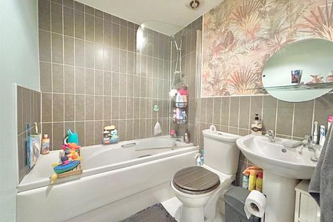 2 bedroom flat for sale, Brentwood Grove, Leigh