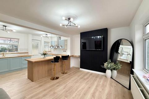 3 bedroom semi-detached house to rent, Manton Crescent, Beeston