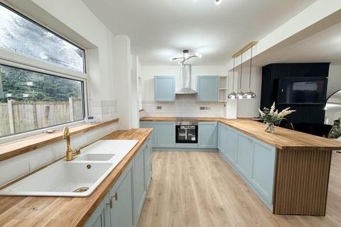 3 bedroom semi-detached house to rent, Manton Crescent, Beeston