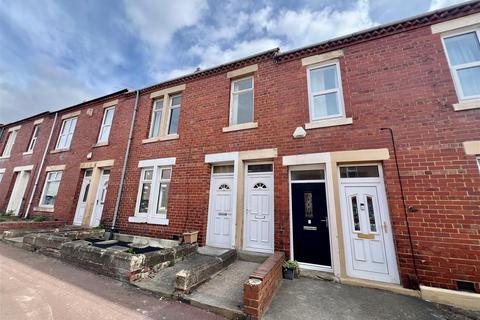 3 bedroom flat to rent, Portland Street, Pelaw, Gateshead