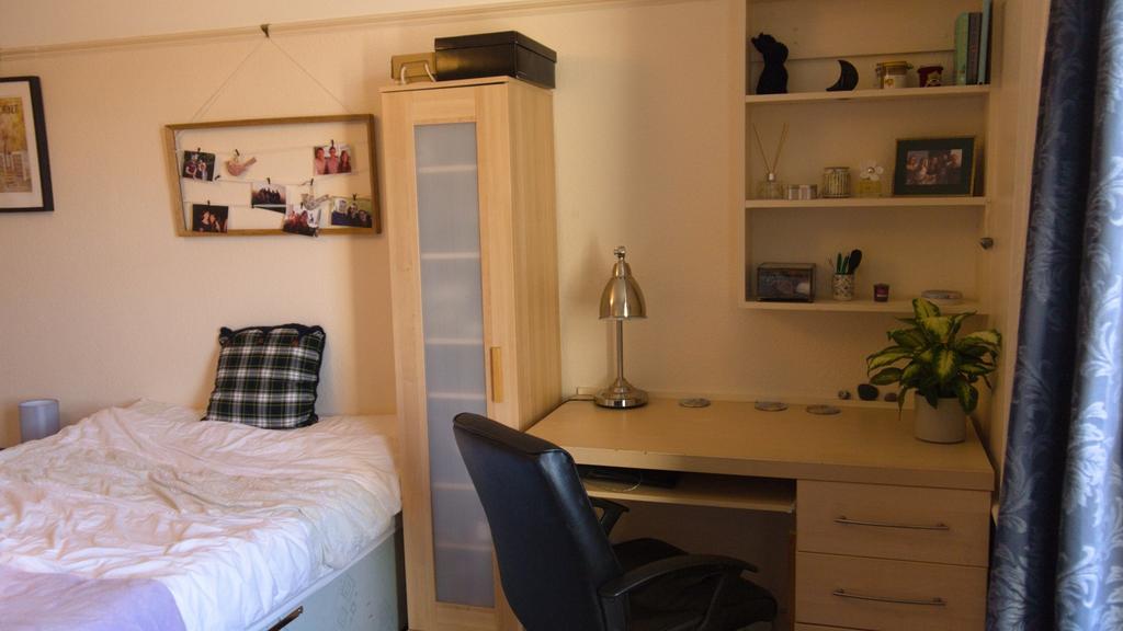 A cozy and tidy double bedroom featuring a comf...