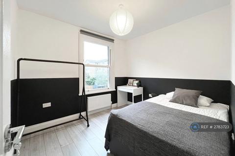 1 bedroom in a flat share to rent, Garratt Lane, Tooting Broadway, SW17